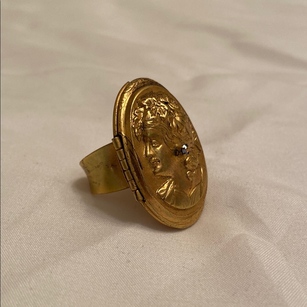 VTG Gold Cameo Locket Ring